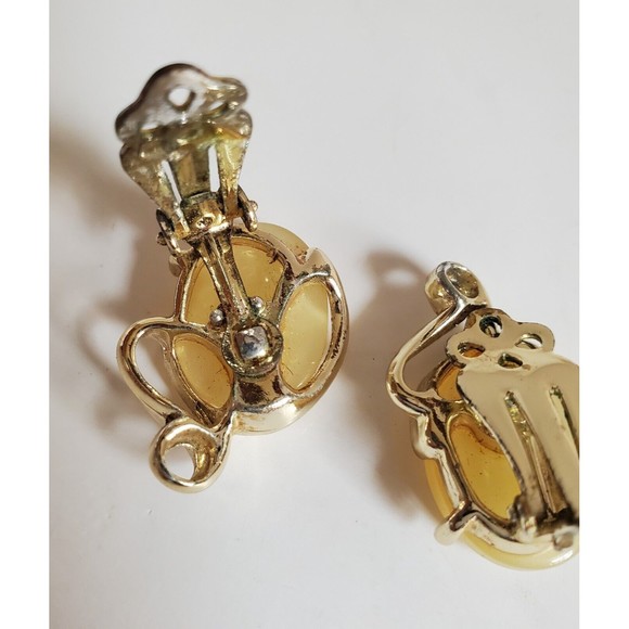 Clip On Earrings- Cream Colored Stone With Gold Tone Metal Vinta…Classic Elegant - Picture 6 of 7